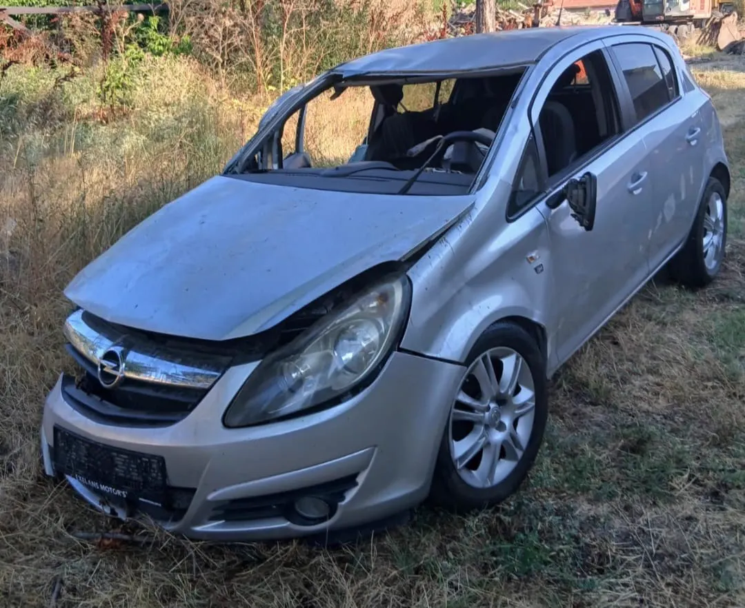 Cam ve gövde hasarlı otomobil
